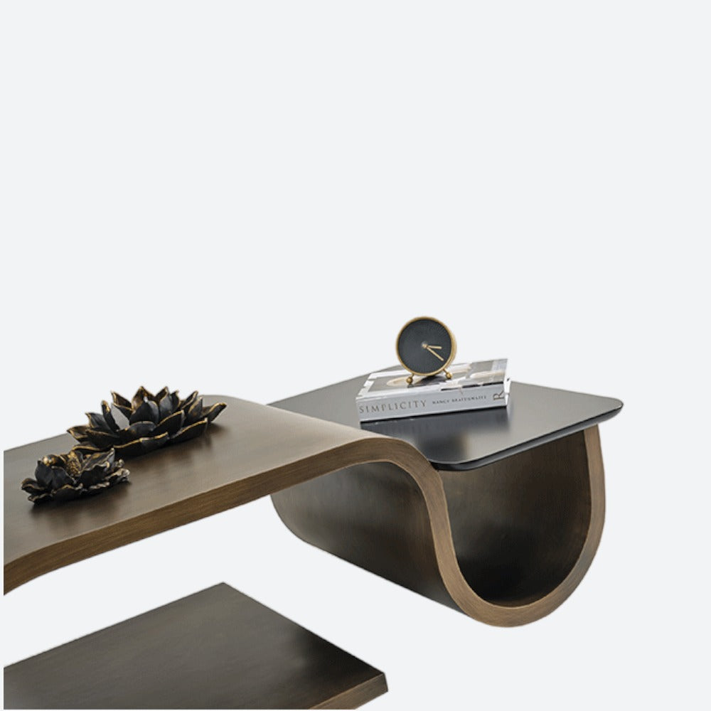 Brončani zaobljeni stolić za kavu